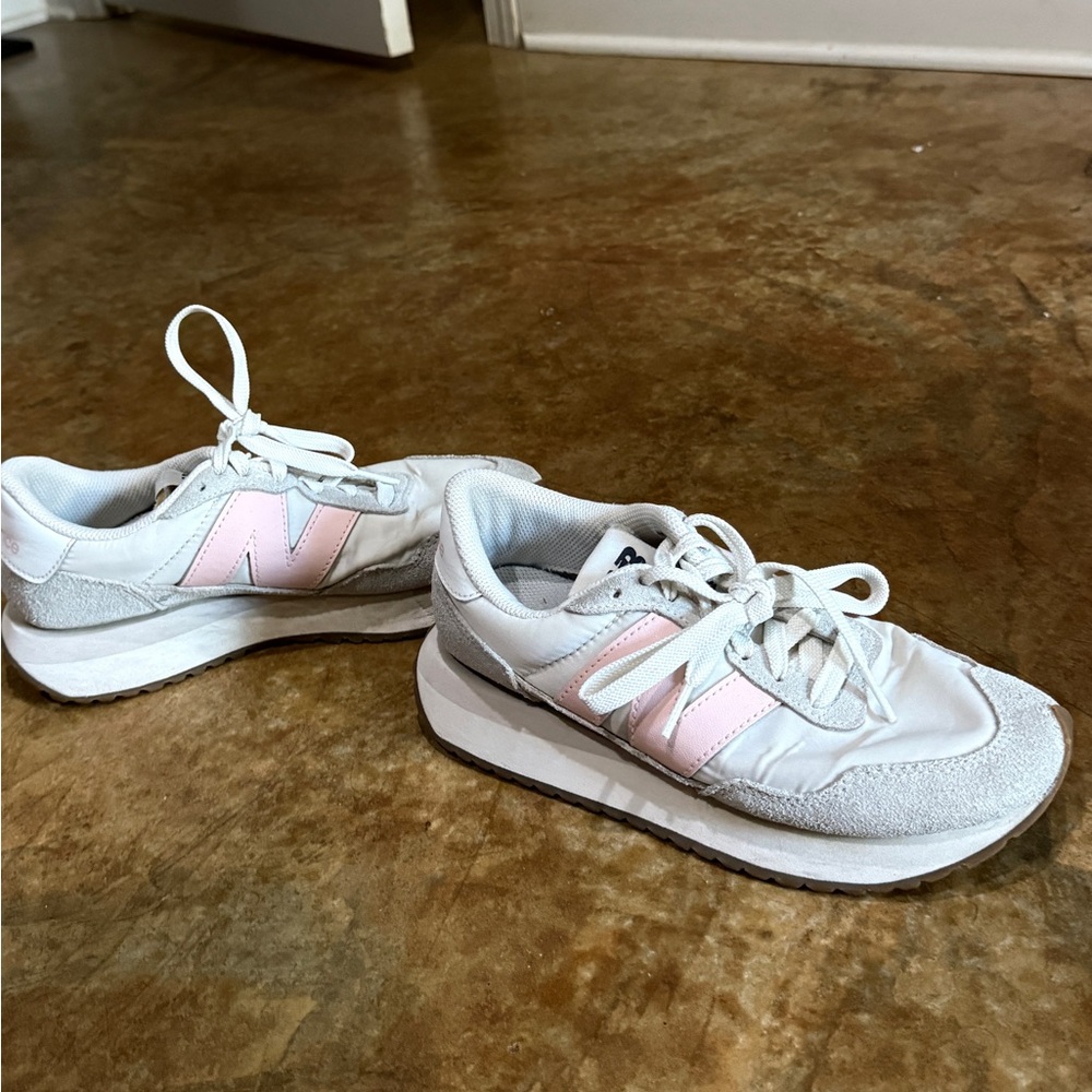 New Balance Women's 237 sneaker